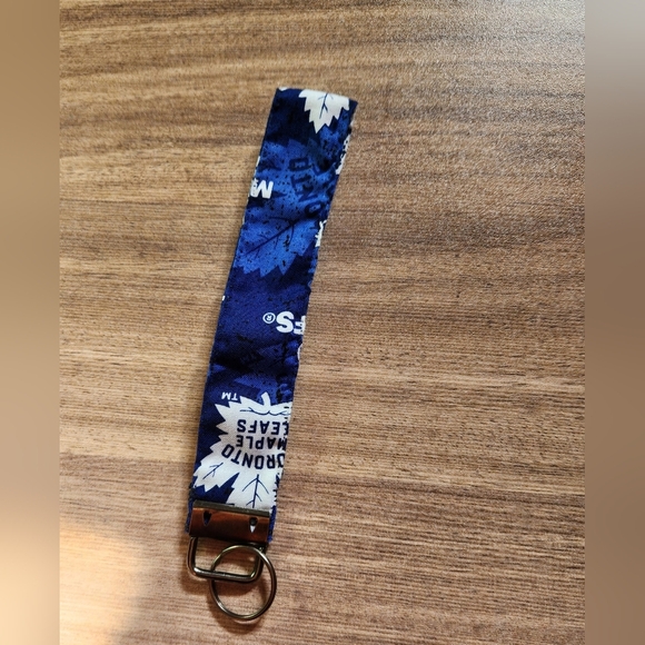 3 for 20 Brand new Toronto Maple Leafs keychain / keyfob / wristlet - Picture 5 of 5